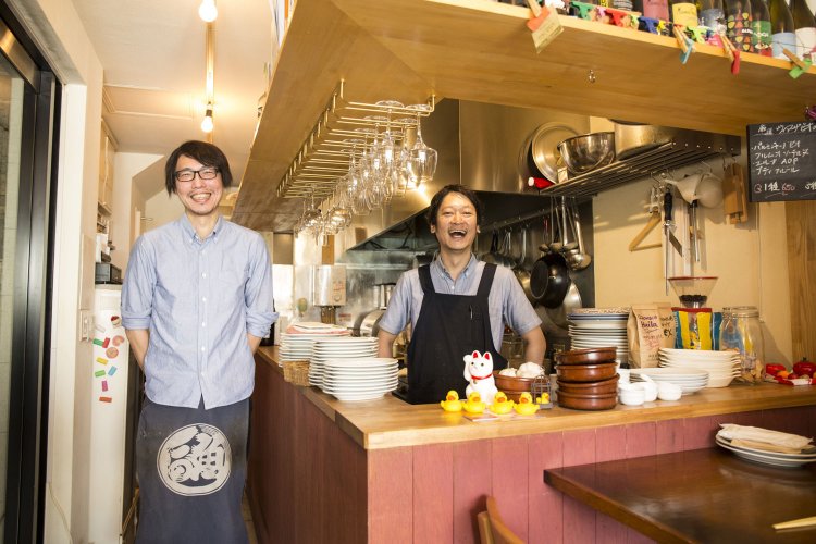 「コエドビールはワインの前の1杯にぴったりです」と大林さん。グラスワインは650円～。イワシフライ1尾480円もオススメ。