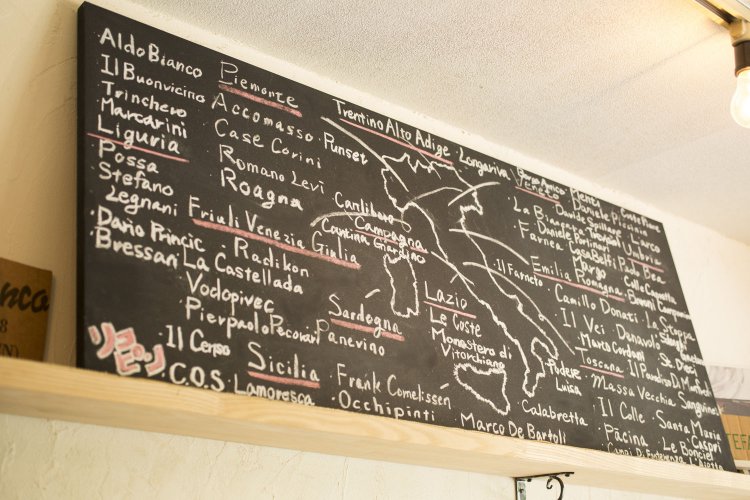 ワインの産地が記された黒板。常時約20種類ものビオワインをグラスで楽しめる。