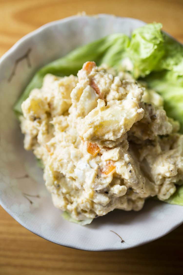 名物のポテサラ400円。牛ギアラやわらか炒め800円、樽生ホッピー500円も名物。