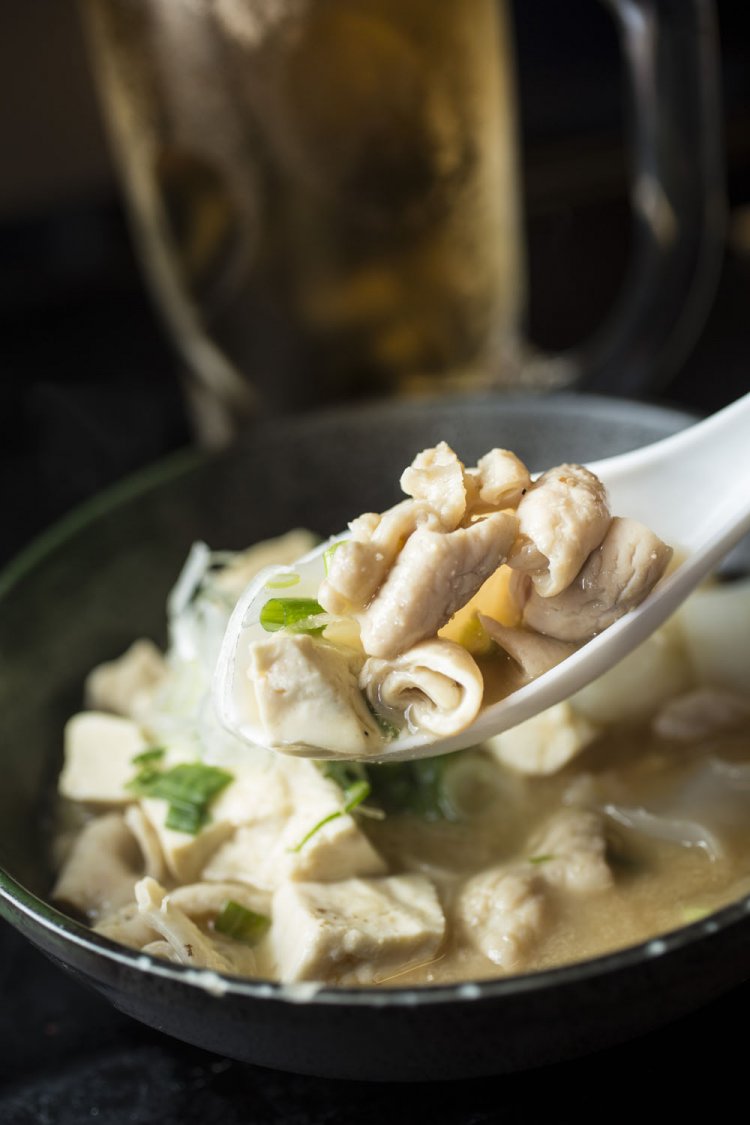 モツ煮込み450円とキリンラガー生550円。