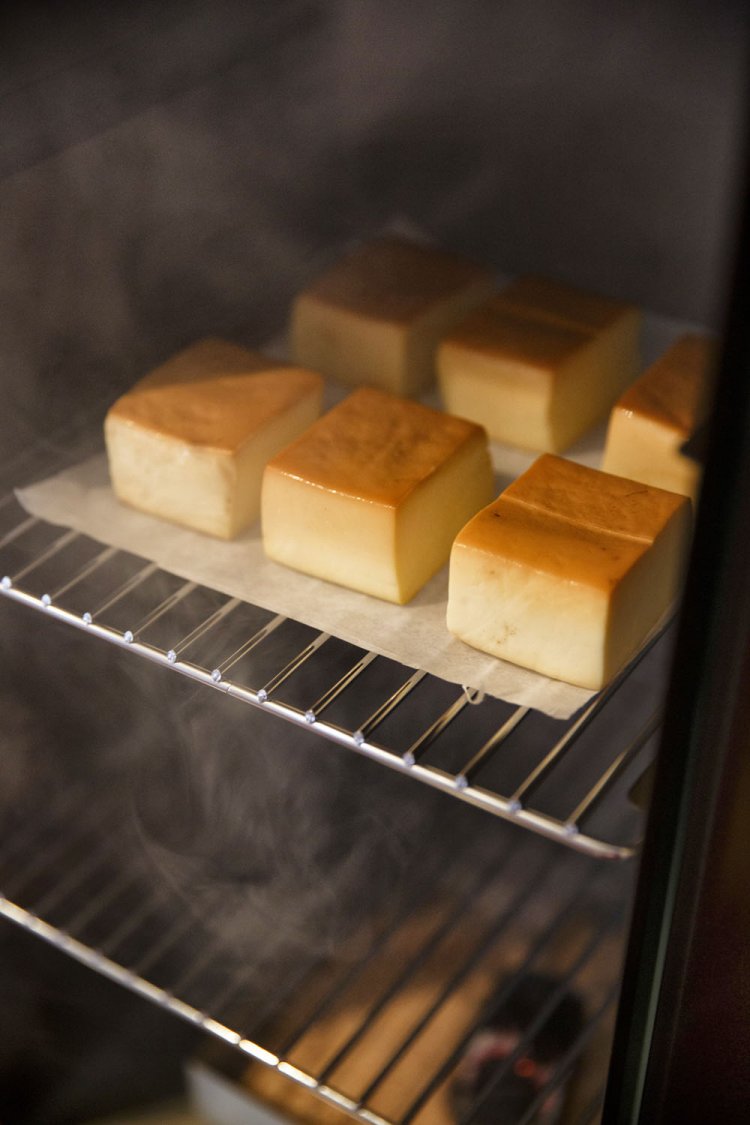 素材により熱燻、温燻、冷燻を使い分け。