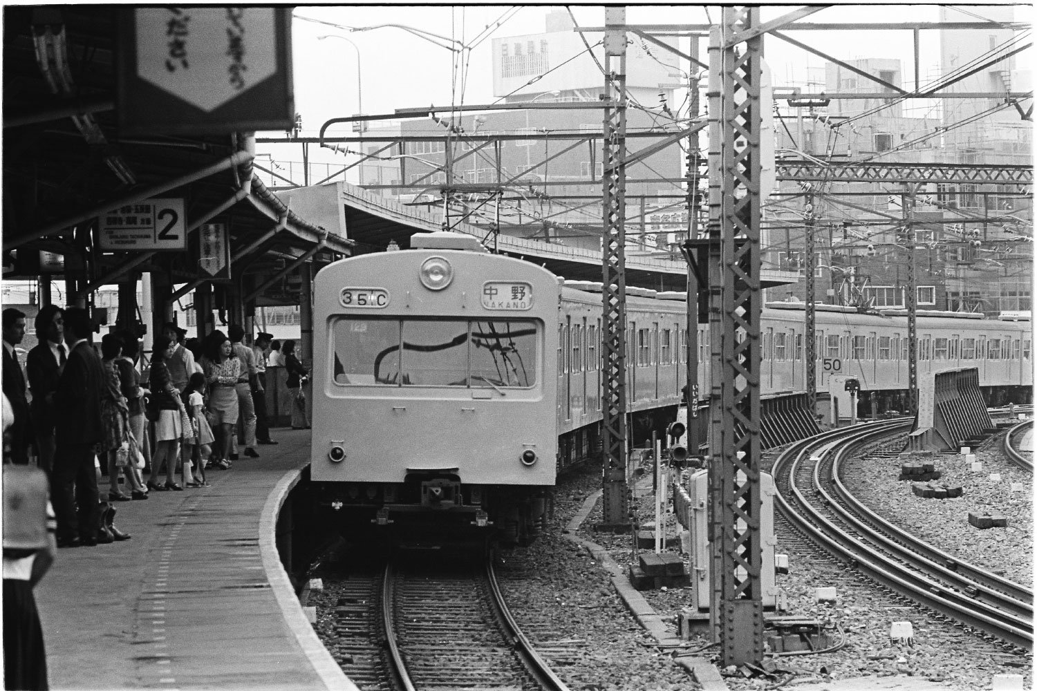 牛込駅と飯田町駅の中間に作られ、大きく湾曲していた飯田橋駅ホーム。（写真提供＝交通新聞クリエイト〈1974年撮影〉）