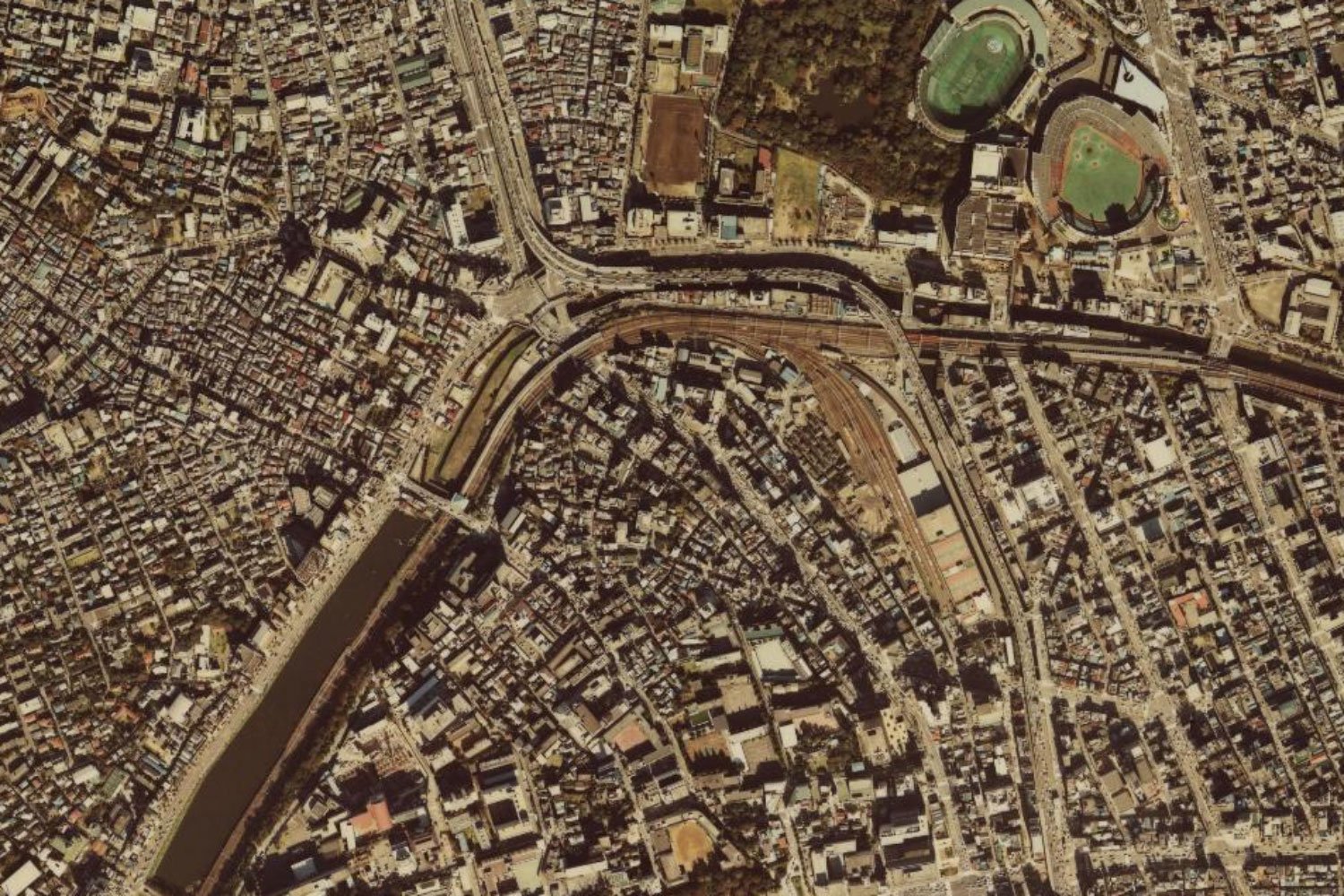 中央にあるのが飯田橋駅。その右下に飯田町駅の引き込み線が見える。（出典＝国土地理院撮影の空中写真〈1980年ごろ撮影〉）