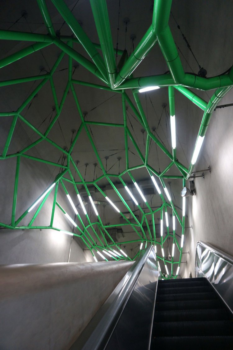 アートな装飾が印象的な大江戸線ホームへ続くエスカレーター。