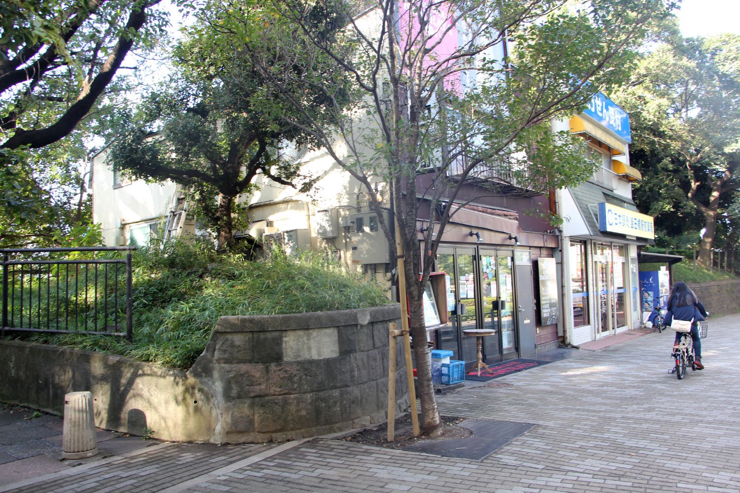 現・飯田橋駅西口近くの外濠公園入り口付近。ここに牛込駅駅舎があった。