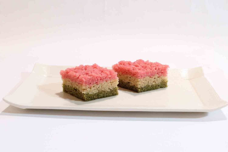 三段高麗餅300円。（画像提供：いいだばし萬年堂）