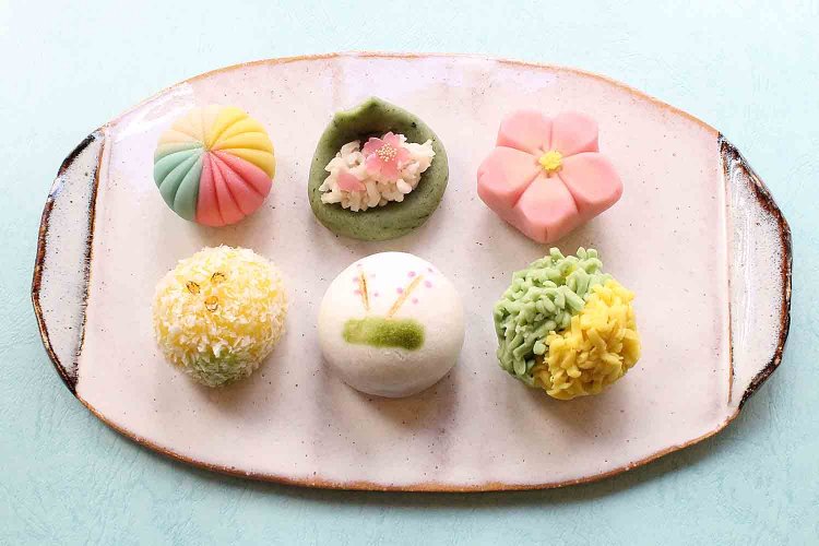 ひなまつりの上生菓子。左上から時計回りに「花てまり」「引千切り」「桜の宴」「菜種」「桃花」「たちばな」1個各356円（画像提供：いいだばし萬年堂）