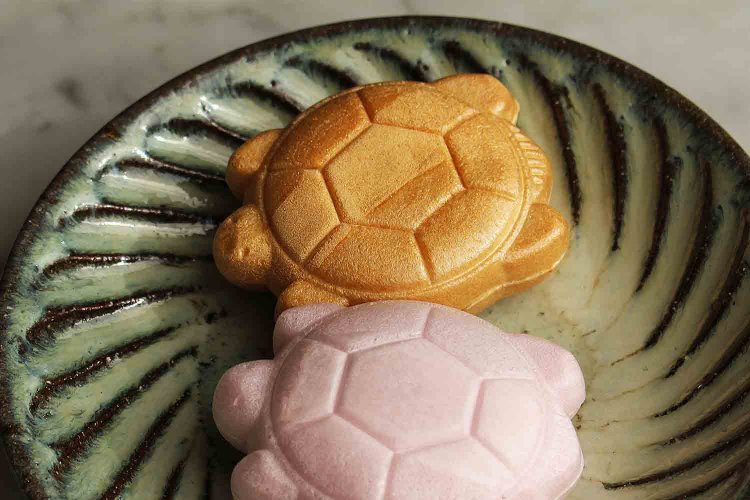 亀っ子最中（粒餡・こし餡）1個各237円。