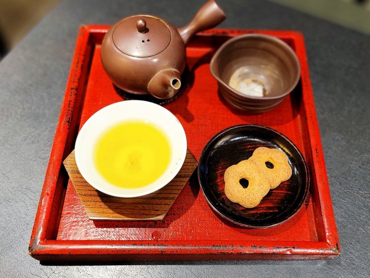 煎茶 つきまさ（お茶請け付き） 600円。