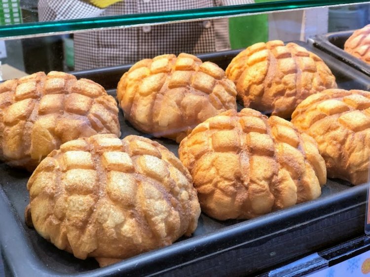 ショーケースにずらりと並ぶメロンパン。