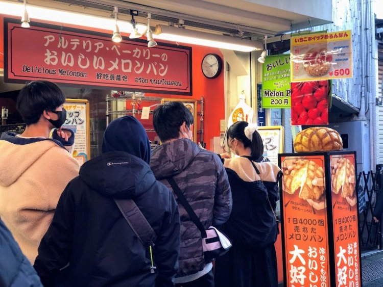 修学旅行生とおぼしきお客さんが列をなす。