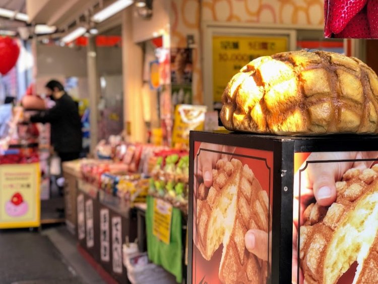 店頭にある特大メロンパンの看板がひときわ目を引く。