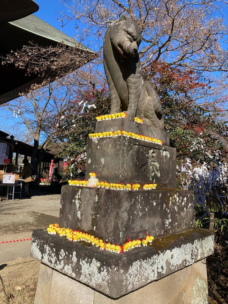 体に縞模様があるのでトラとわかる。足元にはぎっしりと「身がわり寅」が。