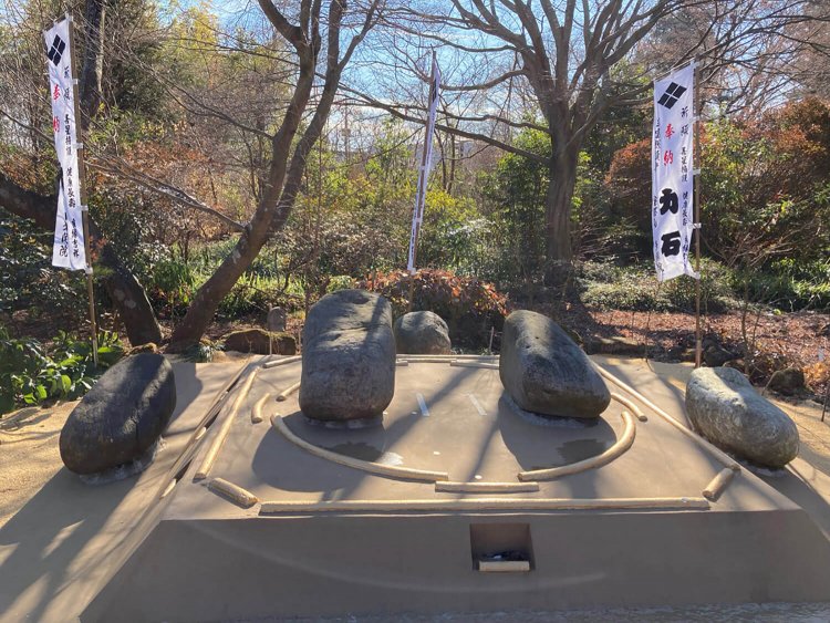 多聞院境内に設けられた土俵。石同士では永遠に相撲は始まらない気もするが、どうか。