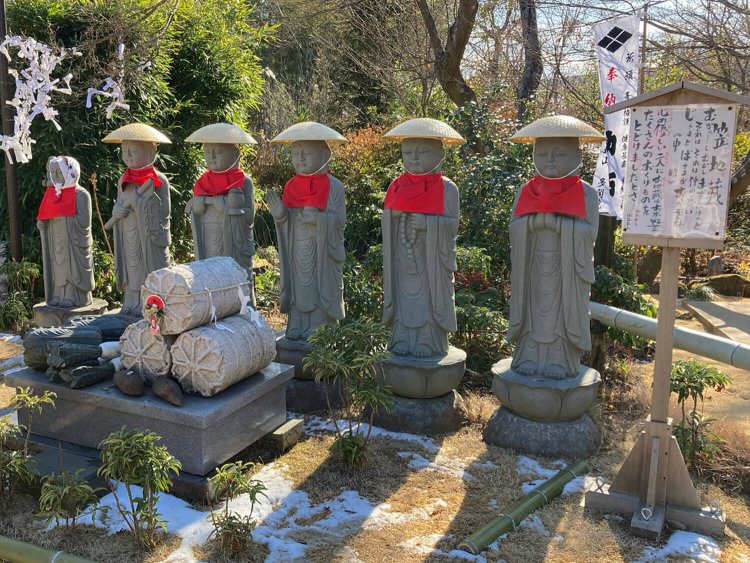 笠地蔵なので、左のお地蔵さんだけはほっかむりである。