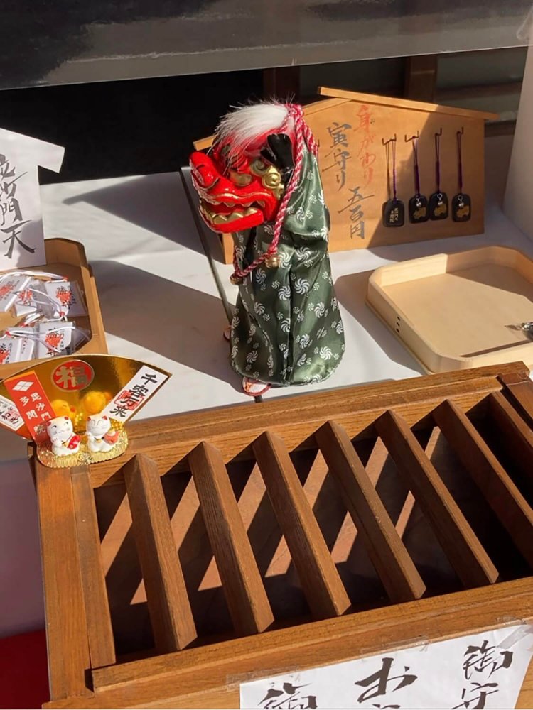 多聞院の授与所にいたミニ獅子。ひたすら踊り回っていた。