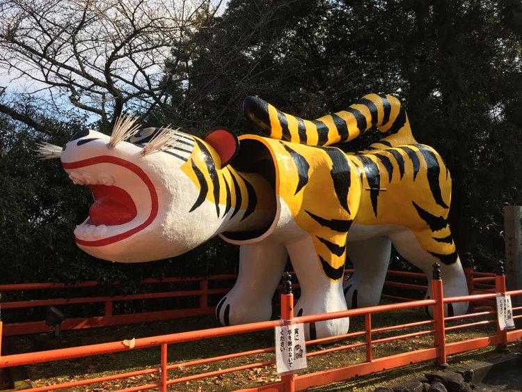 関西方面の方におすすめしたいのは、奈良・生駒にある信貴山朝護孫子寺。境内の至るところにトラがいる。 入り口にも巨大な張子のトラが。