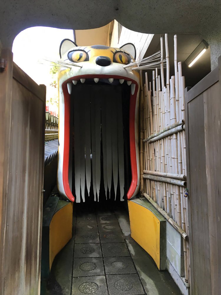 朝護孫子寺の境内に設けられた、父寅・母寅・子寅が一体となった「三寅の福・胎内くぐり」のトンネル。これは出口の母寅。