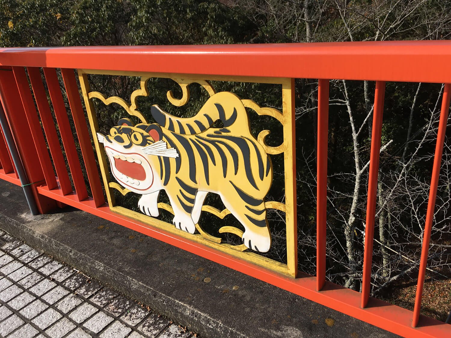 朝護孫子寺では、橋の欄干もトラである。