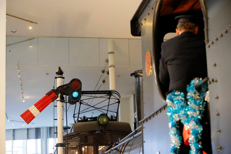 腕木式信号機もショータイムは「進行現示」に変化する。