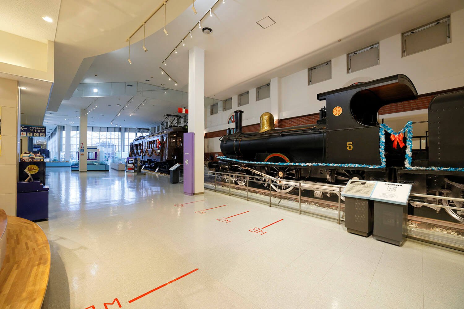 エントランスを抜けるとそこには「5号蒸気機関車」（手前）と「デハ1形5号電車」（奥）が展示されている。