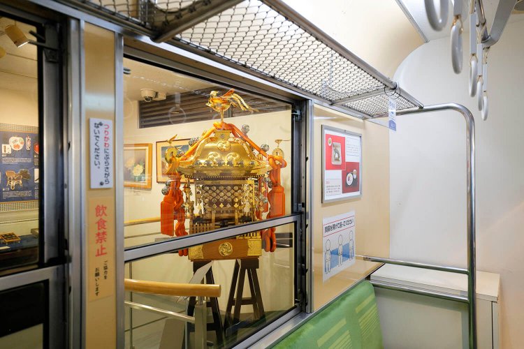 向島サテライトにあるお神輿は実際にお祭りに使われている本物！　なので、その際は博物館から運び出されるそう。