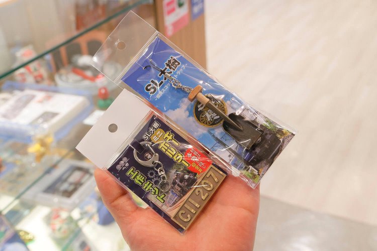SL大樹の投炭スコップを再現したストラップと、実物同様の砲金製のSL ナンバープレートキーホルダー工作キット。
