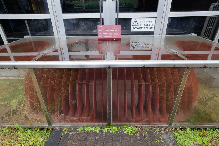 中庭には「5700形5701号電車」の先頭部復元に使用された曲面金型も展示されている。