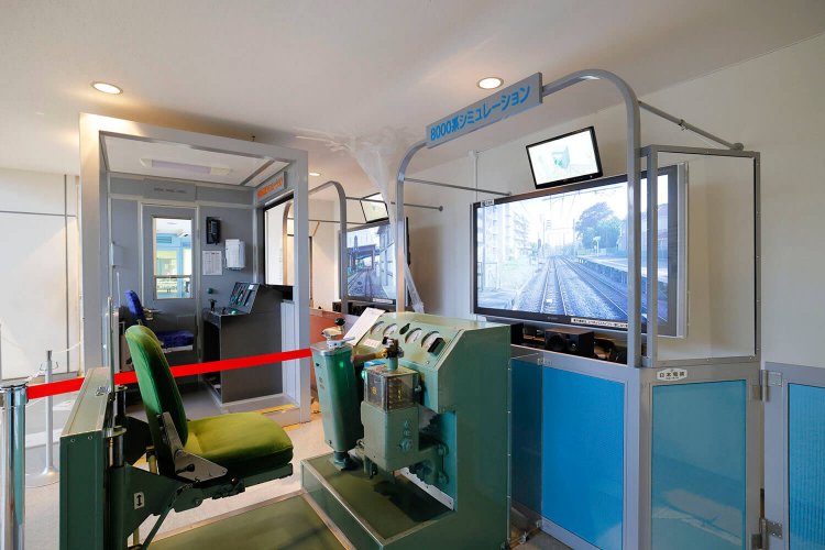 現在は2車種のシュミレータが体験可能！音楽館監修のリアル感にこだわったシミュレータだ。こちらは8000系。
