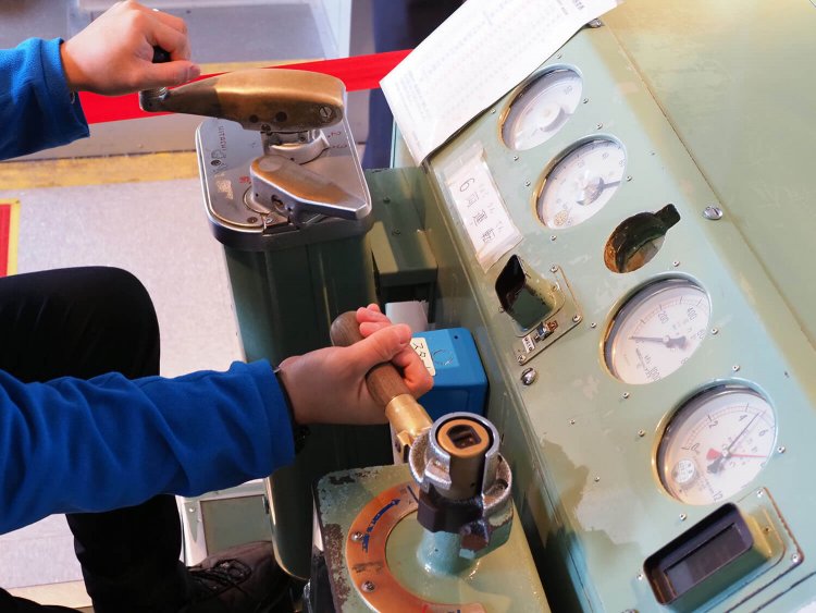 8000系のブレーキハンドルはワンハンドルタイプのようにブレーキ1、2とステップが刻まれていないので調整が難しい！