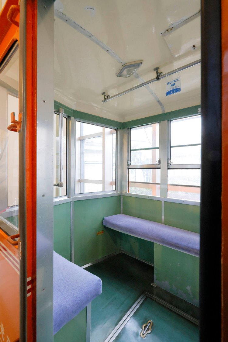 空を駆け抜けたゴンドラが地上にいるというのもちょっとユニーク。