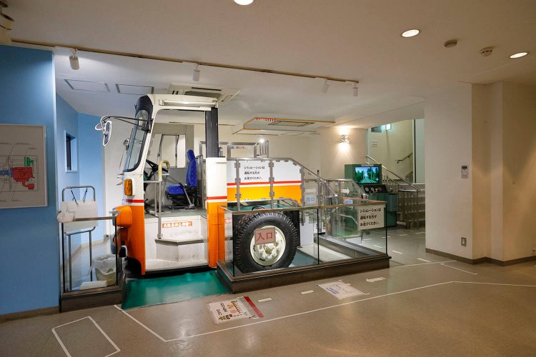 ハンドル操作に連動してタイヤも動く「バスのシミュレーション」。