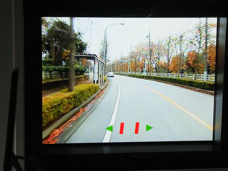 画面下部のタイヤマークが赤くならないようにハンドル操作を行っていく。