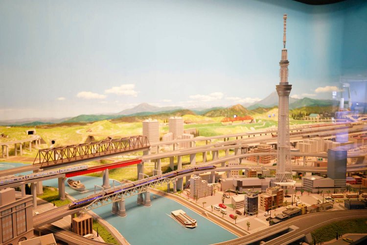 東京スカイツリー（C）と1720系のコラボレーションが見られるのはこのジオラマならでは！