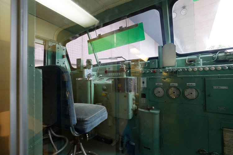 運転室も仕切り越しに見学できる。