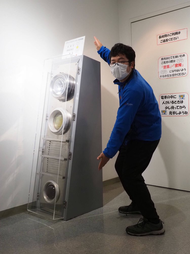 DRCの特徴的なヘッドライトは別展示も。お、大きい！