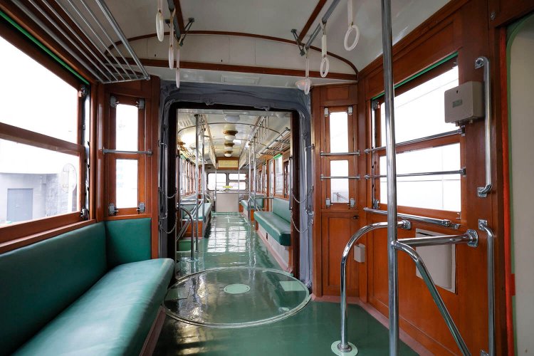 連結部分のまあるい床が連接式であることを物語っている。