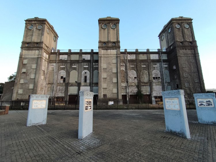 一等馬見所の前には市が設置した説明板がある。