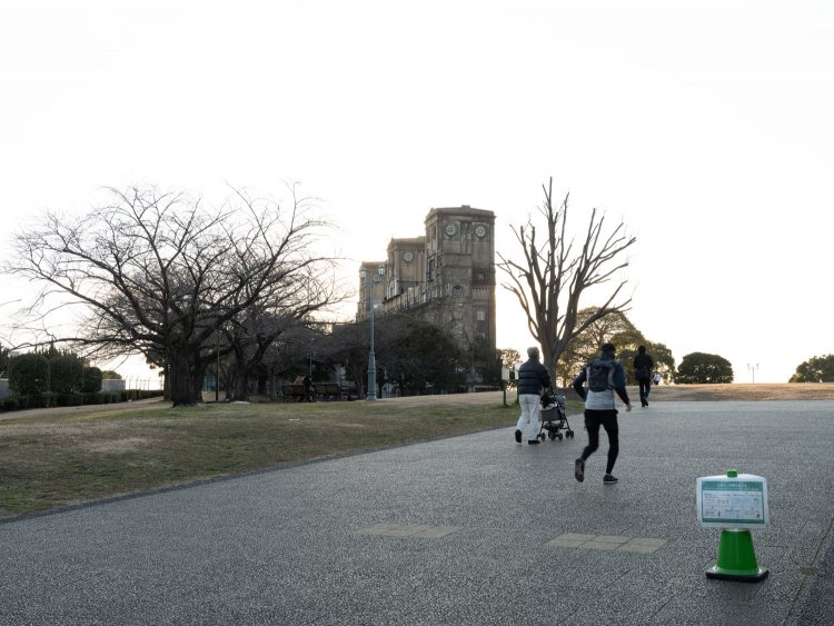 横浜駅から横浜市営バス103系統に揺られて「山元町4丁目」で下車。米軍基地との間の坂を登っていくと、目の前に一等馬見所が現れる。