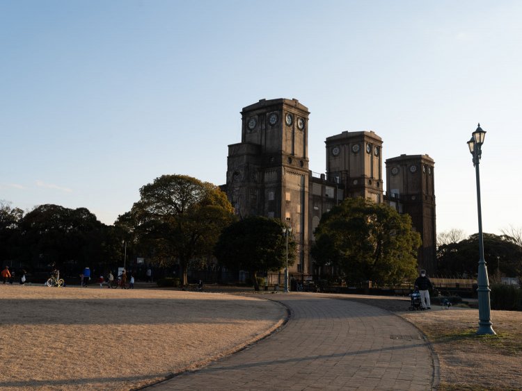 夕刻時の公園から一等馬見所を眺める。３つの塔が凛々しくもあり、ちょっと怖くもあり……。