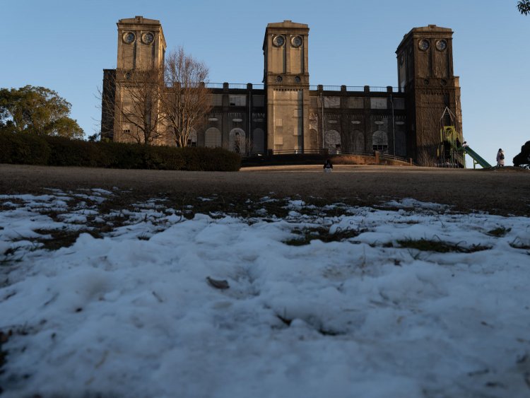1月6日に積もった残雪がまだ残る公園。白銀の中に聳える姿もかっこいいと思う(妄想)。