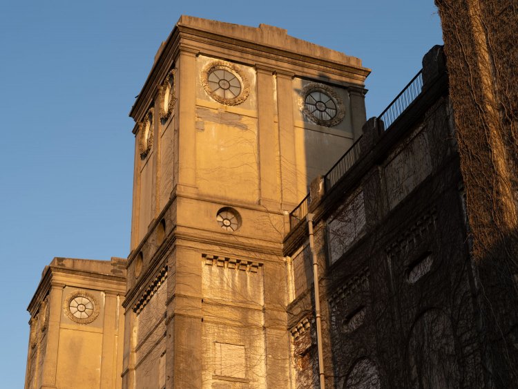 中心部の塔。こちらは蔦が絡まっていない。円窓と梁のデンティル(凸凹の装飾)が夕陽に映える。