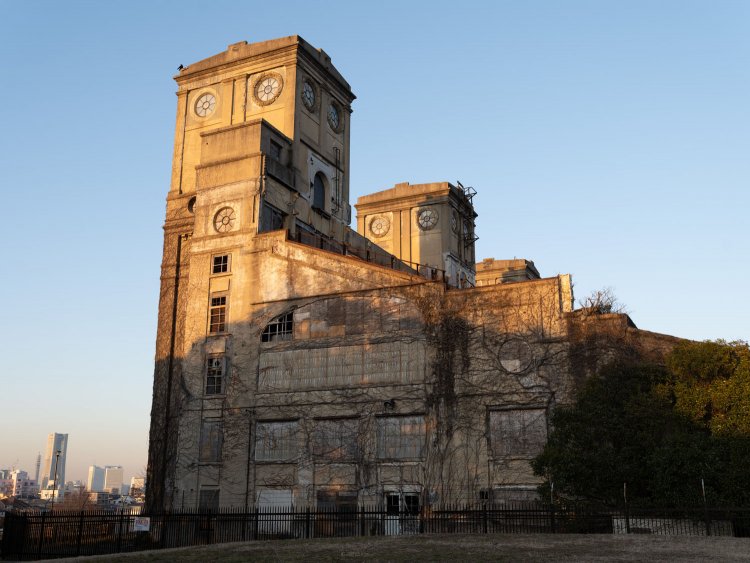 違和感を感じたのは屋根の鉄骨が無かったからである。そのかわり１階部分も観察できるような柵となり、観察するには現在の姿の方が良い。背後にランドマークタワーが望めた。
