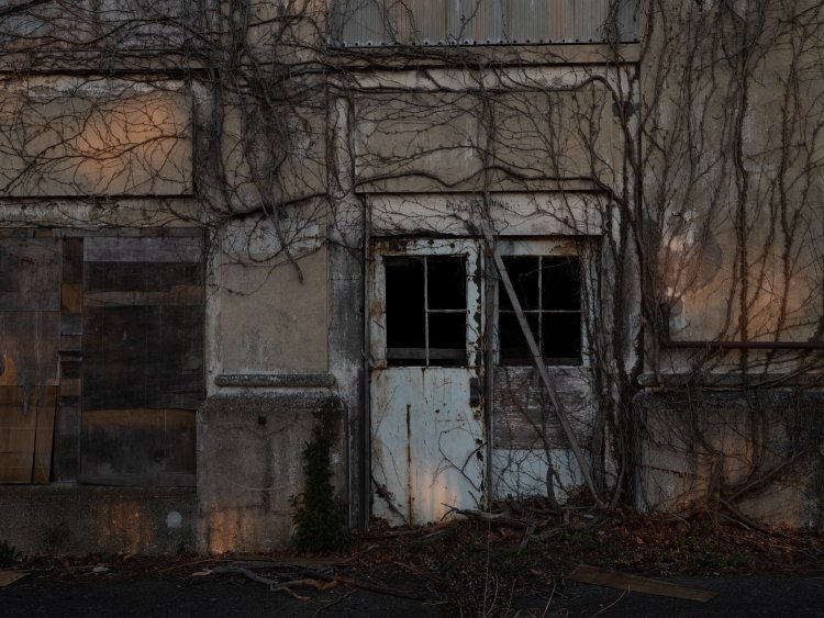 柵越しに観察する。やはり閉ざされた窓とドアの向こう側が気になる。塔の部分にアーチ扉が残るのは、かつて屋根上部にあった貴賓室への出入り口であろう