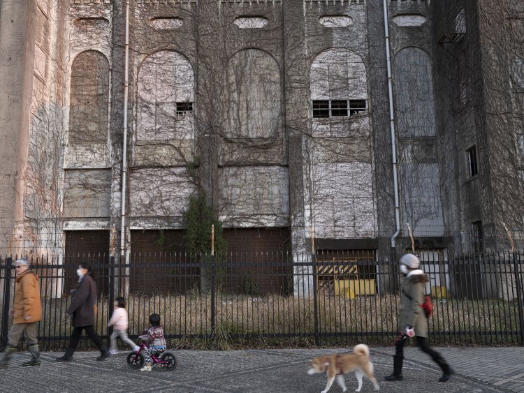 道ゆく人は巨大な廃墟が当たり前と感じる地元の方々が多いのか、さほど気に留めることなく通り過ぎていく。ただ、子供が止まってじっと見上げているのが気になった。子供の目線の先には何が見えているのだろう。