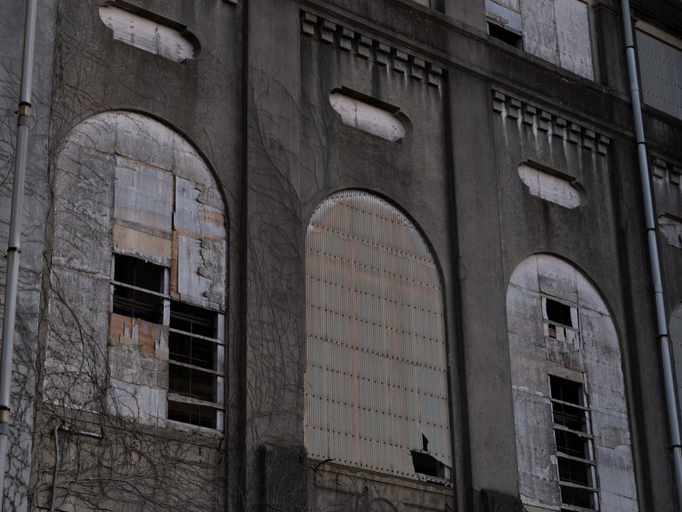 夕日が沈んだ。闇に没するまでの時間は色温度がどんどん落ちていき、被写体の色味も変化して廃墟撮影にとっては一番美しい時間と考えている。塞がれたアーチ窓が剥がれ落ち、窓枠がチラッと覗かせている。