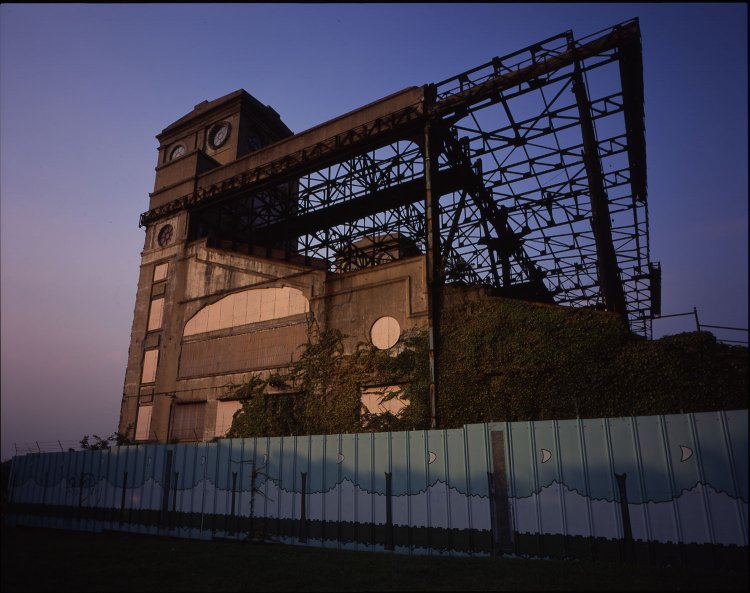 2001年の卒制で撮影した時は屋根の鉄骨が健在だった。この屋根のさらに上に貴賓室があった。撮影時は目隠しのためなのか工事用の仮囲いをされていた。