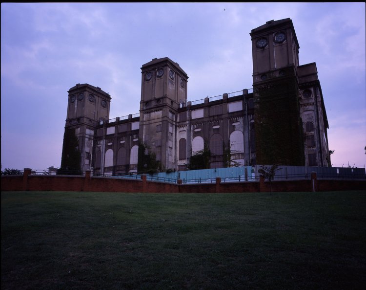 大阪芸大写真学科の卒制時に制作した写真。卒制は廃墟がテーマで、4x5カメラ[トヨフィールド45A]にコダックE100VSを装填して撮影した。それから20年経った今回のカメラは1億200万画素という一眼ミラーレス機で手持ち撮影したのだから、この20年のカメラの進化は目まぐるしい。