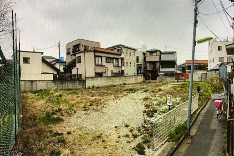 開墾前は砂利だらけの駐車場（写真提供：てらたま）。