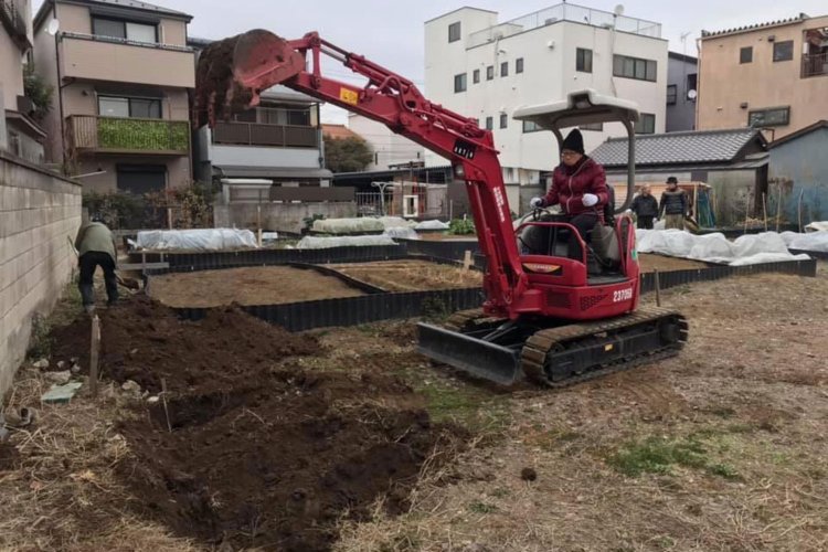 メンバー自らユンボの運転資格を取得し、土入れを行った（写真提供：てらたま）。